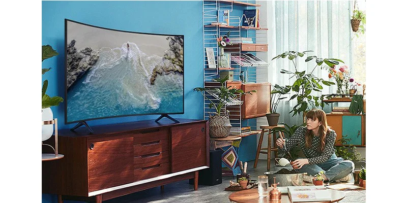 تلویزیون 65 اینچ TU8300 بر روی پایه در خانه