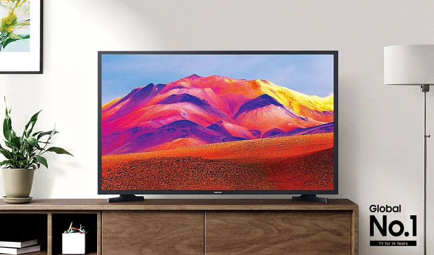 تلویزیون سامسونگ T5300 بر روی پایه در اناق